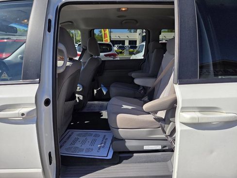 Used 2010 Kia Sedona LX FWD image 11