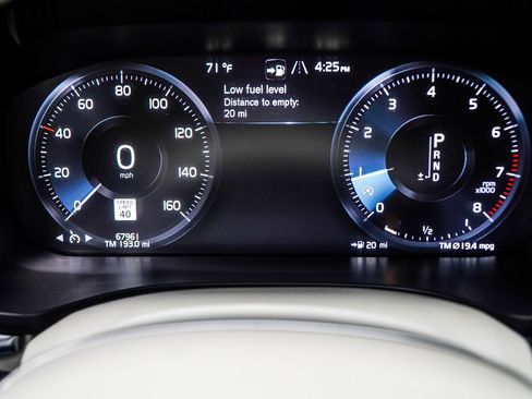 Used 2021 Volvo XC60 T6 Momentum image 29