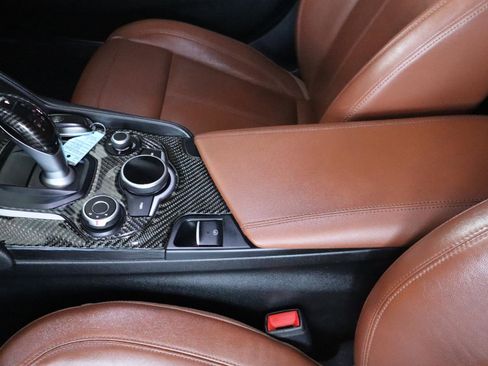 Used 2017 Alfa Romeo Giulia image 30