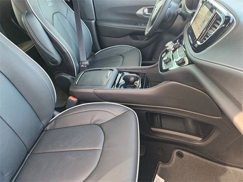 New 2026 Chrysler Pacifica Limited image 10