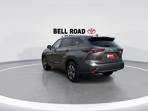 Used 2024 Toyota Highlander XLE image 6