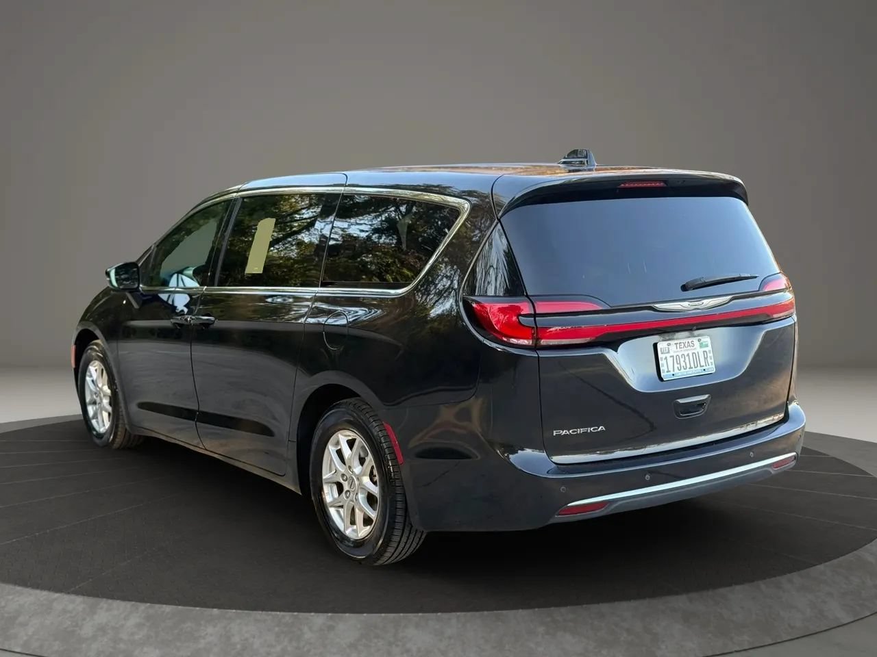 Used 2024 Chrysler Pacifica Touring FWD image 4