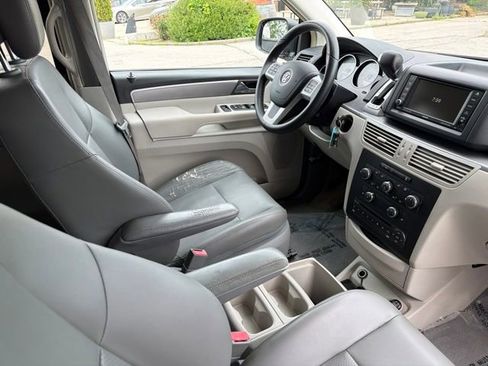 Used 2011 Volkswagen Routan SE FWD image 28
