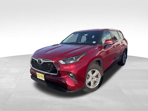Used 2022 Toyota Highlander LE image 3