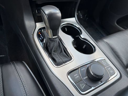 Used 2019 Jeep Grand Cherokee Overland AWD/4WD image 17