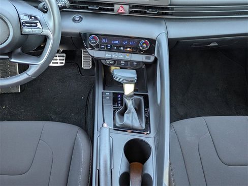 Certified 2025 Hyundai Elantra Sport image 17