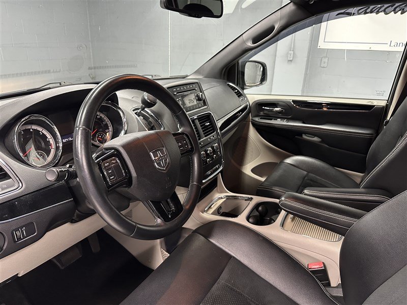 Used 2017 Dodge Grand Caravan SXT FWD image 2