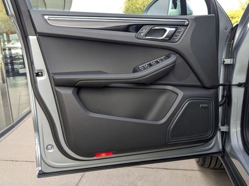 Certified 2026 Porsche Macan AWD/4WD image 13