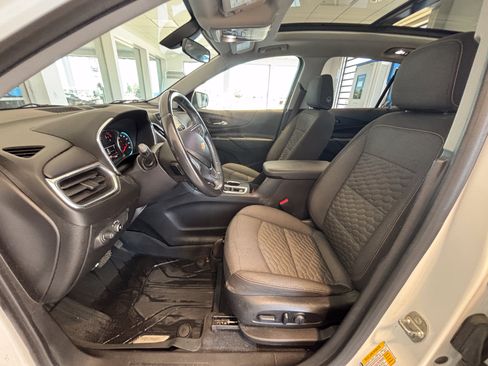 Used 2018 Chevrolet Equinox LT w/ Sun & Infotainment Package AWD/4WD image 2