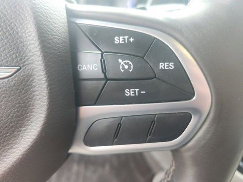 Used 2017 Chrysler Pacifica Touring-L Plus w/ Tire & Wheel Group image 26