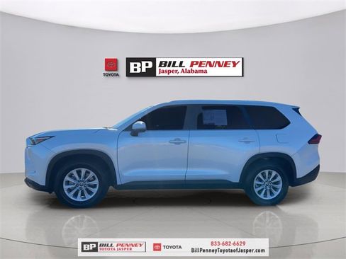 Used 2024 Toyota Grand Highlander XLE image 2