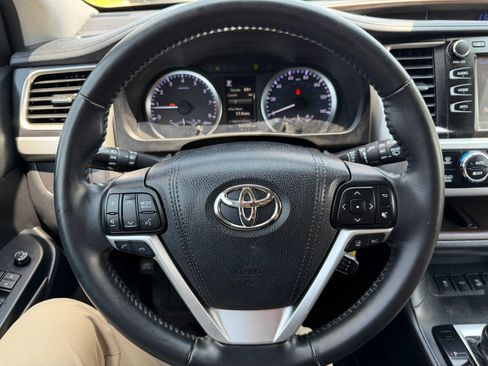 Used 2017 Toyota Highlander Plus AWD/4WD image 19