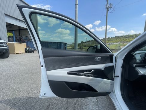 Used 2021 Hyundai Elantra Limited FWD image 8
