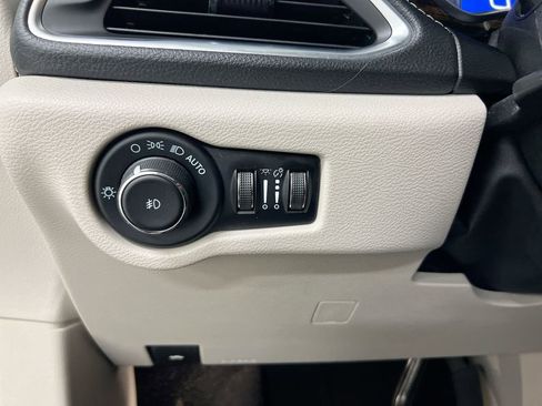 Used 2023 Chrysler Pacifica Limited FWD image 19