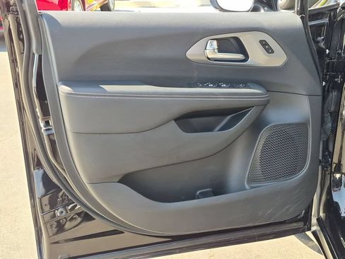 Used 2025 Chrysler Pacifica Select FWD image 11