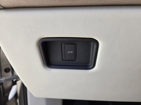 Certified 2023 Land Rover Range Rover SE image 14