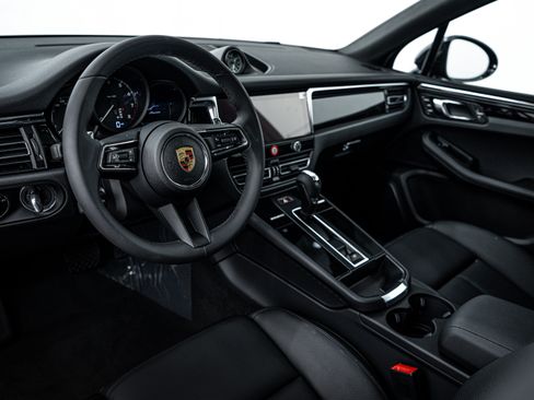 Certified 2025 Porsche Macan image 4