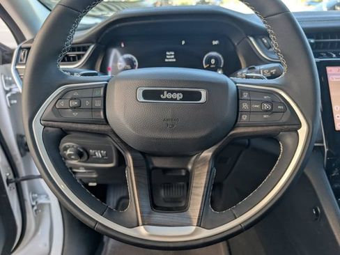 Used 2023 Jeep Grand Cherokee Limited w/ Black Appearance Package AWD/4WD image 12