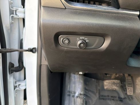 Used 2023 Chevrolet Traverse LT image 18