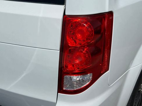 Used 2016 Dodge Grand Caravan SE image 18