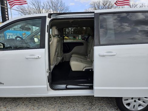 Used 2018 Dodge Grand Caravan SE image 24