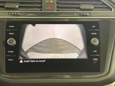 Used 2022 Volkswagen Tiguan SE AWD/4WD image 47