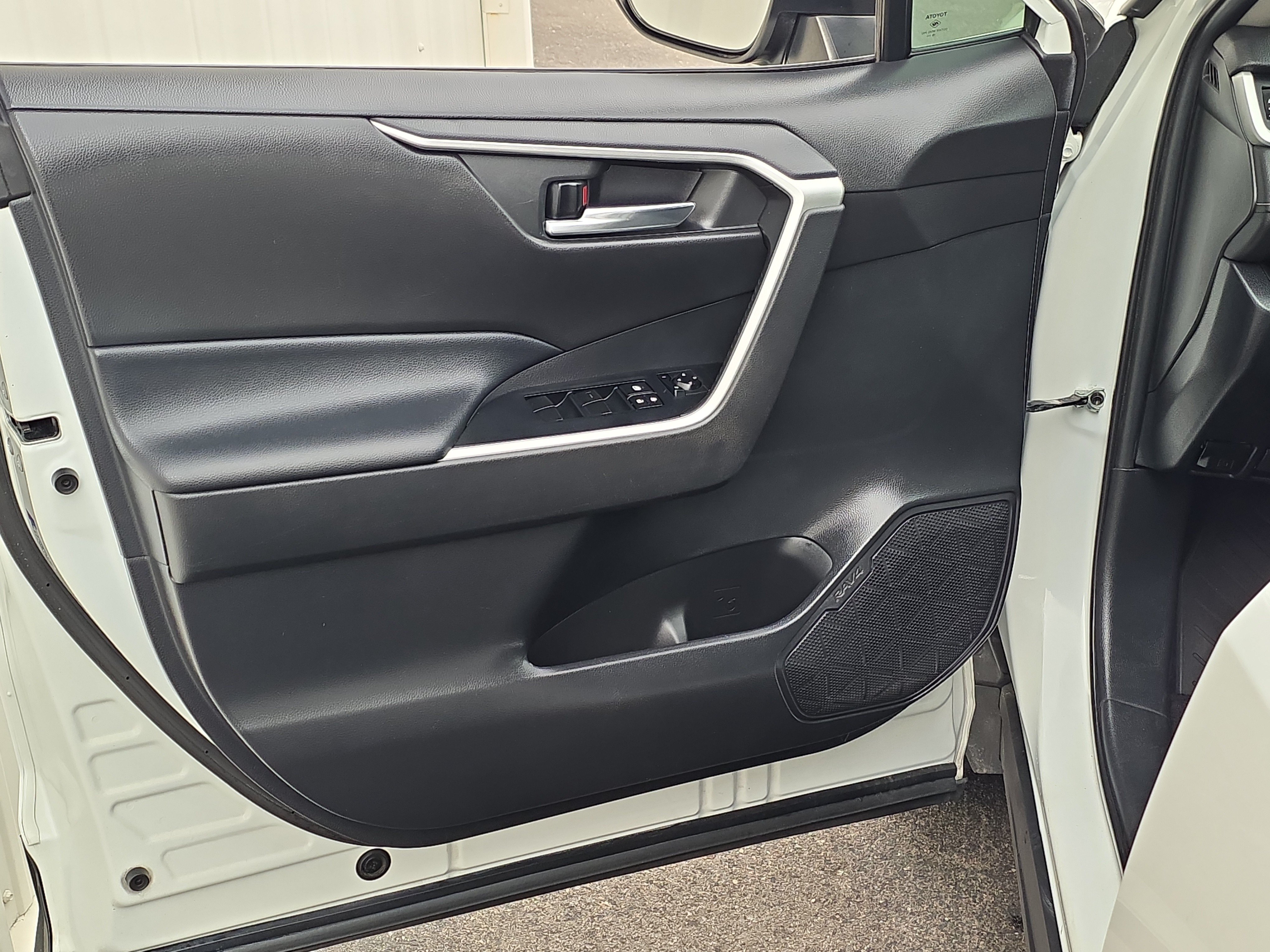 Used 2020 Toyota RAV4 XLE FWD image 10