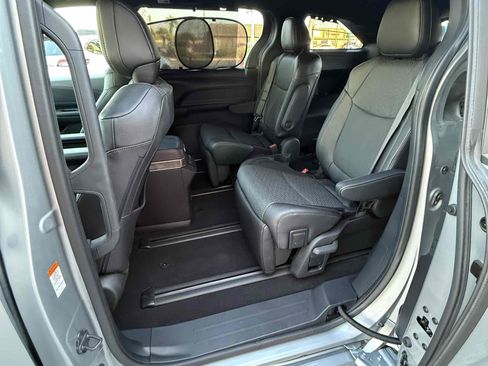 Used 2025 Toyota Sienna Platinum image 10