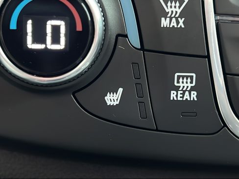 Used 2022 Chevrolet Traverse LT FWD image 25