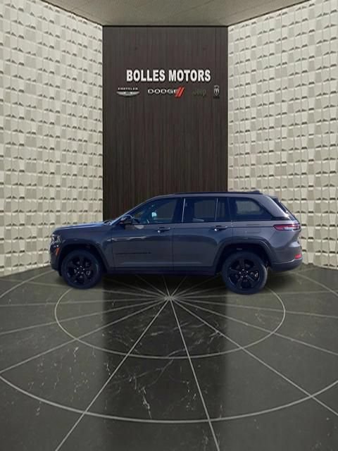 Used 2023 Jeep Grand Cherokee Altitude AWD/4WD image 9