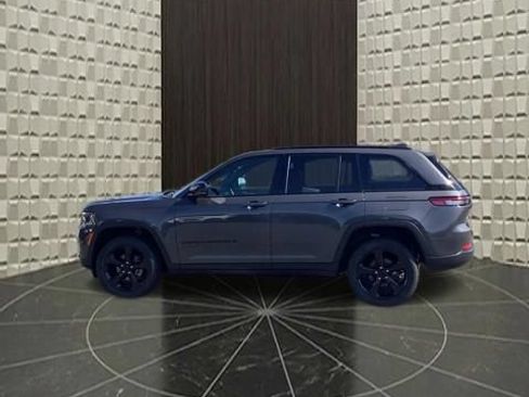 Used 2023 Jeep Grand Cherokee Altitude AWD/4WD image 9