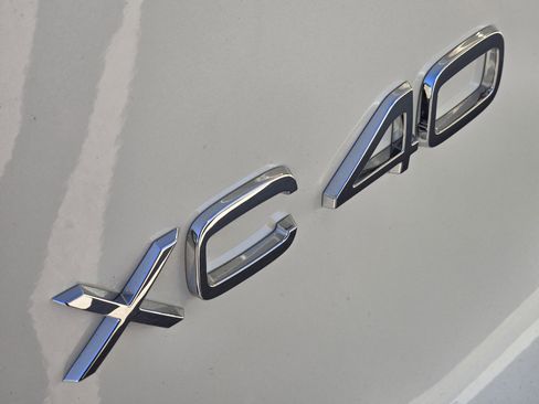 Certified 2025 Volvo XC40 B5 Core w/ Protection Package Premier image 18