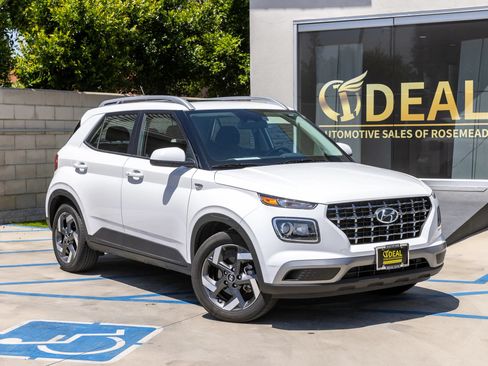 Used 2025 Hyundai Venue SEL FWD image 2