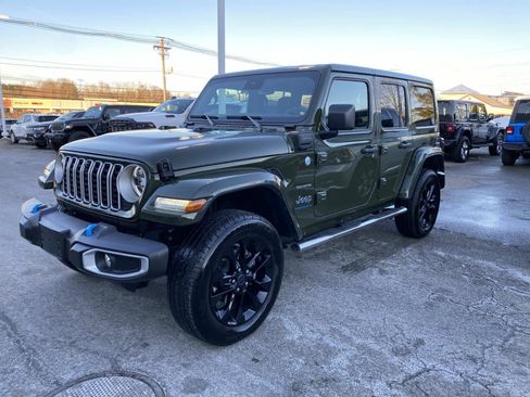 Used 2024 Jeep Wrangler Sahara w/ Technology Group image 8