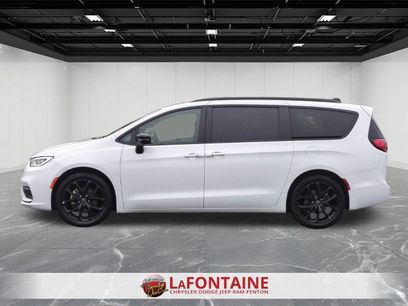 Used 2025 Chrysler Pacifica Limited
