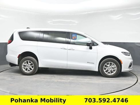 Used 2024 Chrysler Pacifica Touring-L image 25