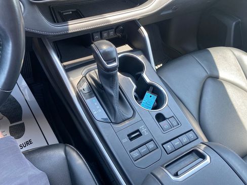 Used 2021 Toyota Highlander XLE AWD/4WD image 19
