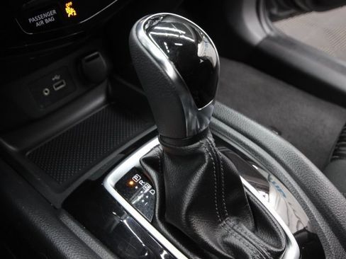 Used 2019 Nissan Rogue SV image 24