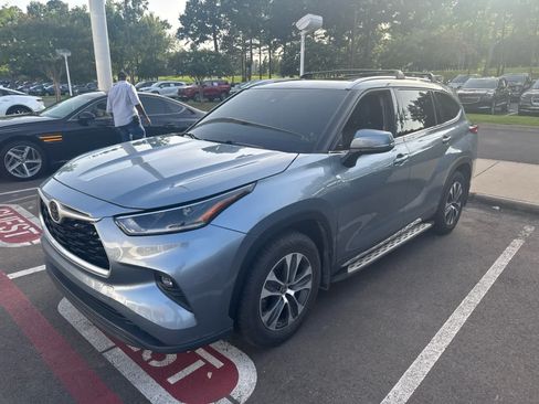 Used 2021 Toyota Highlander XLE FWD image 4