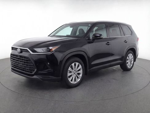 Used 2024 Toyota Grand Highlander AWD image 3