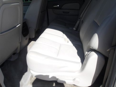 Used 2014 Chevrolet Suburban LT image 17