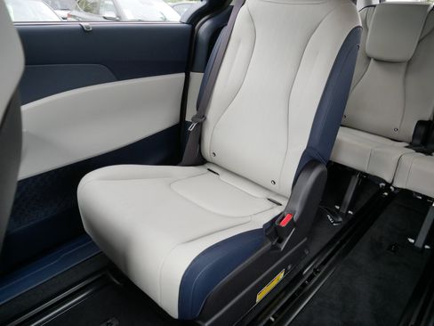 Used 2025 Kia Carnival EX FWD image 12