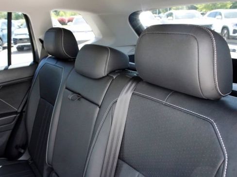 Used 2023 Volkswagen Tiguan SE w/ Panoramic Sunroof Package AWD/4WD image 16