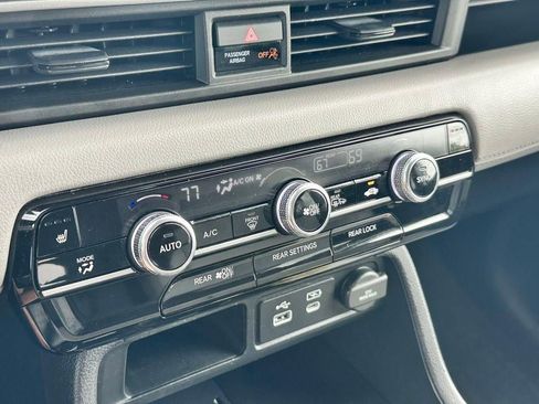 Used 2025 Honda Pilot Touring image 19