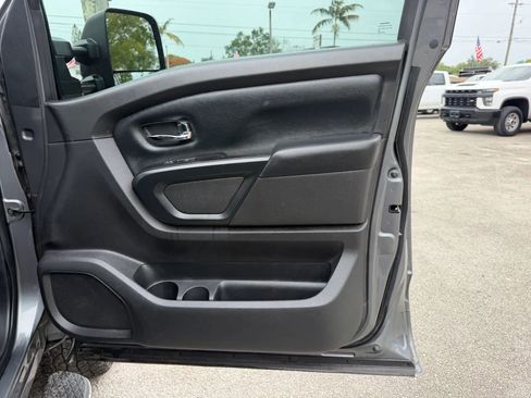 Used 2018 Nissan Titan SV w/ SV Convenience Package AWD/4WD image 18