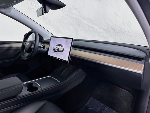 Used 2025 Tesla Model Y Long Range RWD image 28