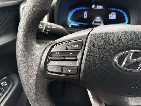Used 2025 Hyundai Venue SE image 21
