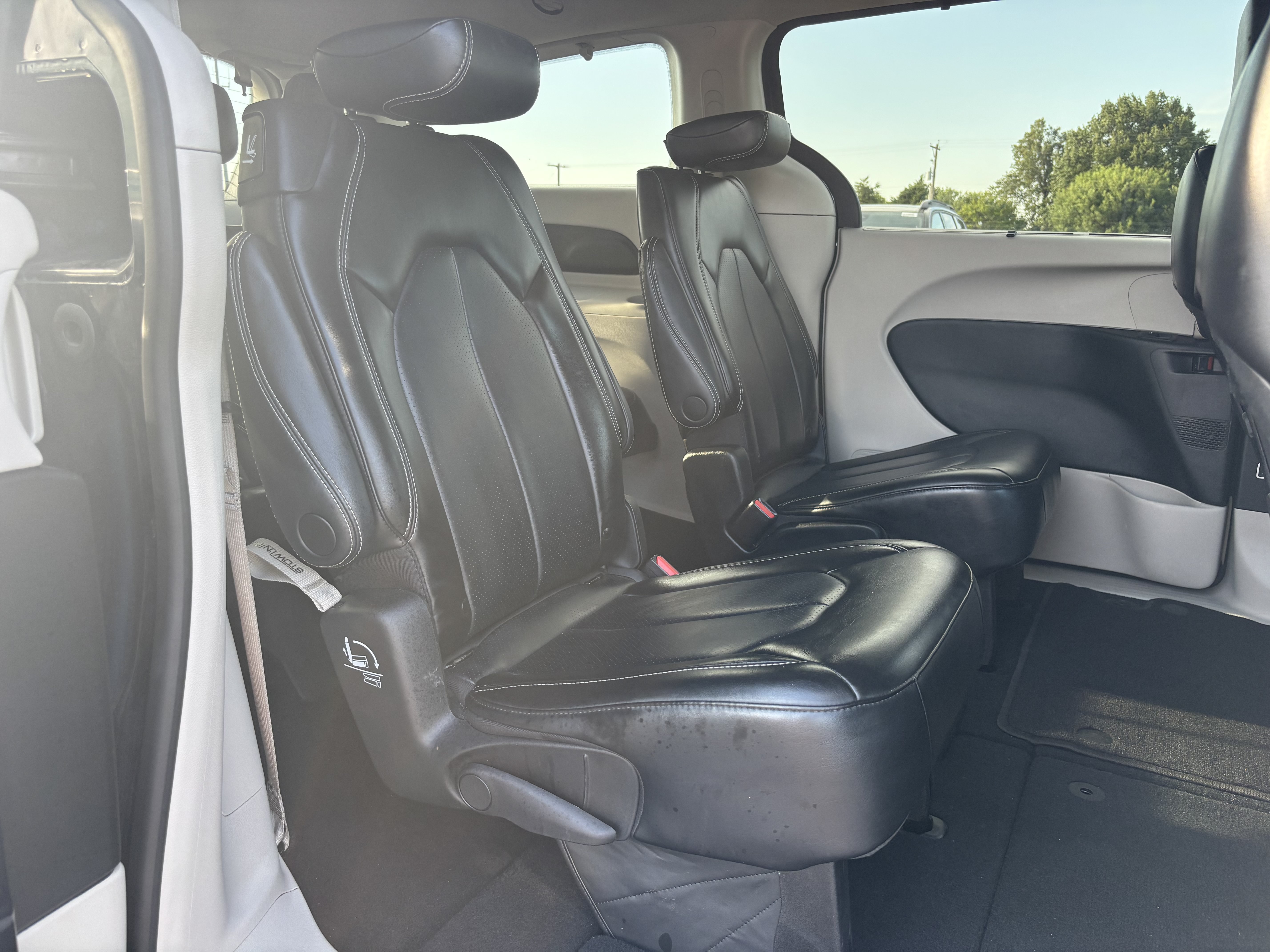 Used 2023 Chrysler Pacifica Touring-L FWD image 28