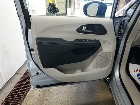 Used 2024 Chrysler Pacifica Limited FWD image 11