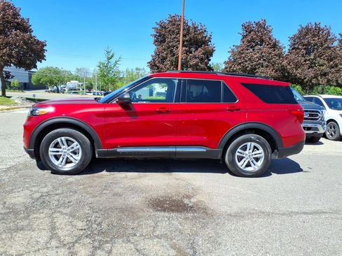 Used 2024 Ford Explorer XLT w/ Equipment Group 202A AWD/4WD image 2